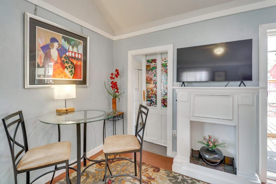 Walk to Downtown! ABQ Couple's Studio w/ Deck Apartment in Albuquerque