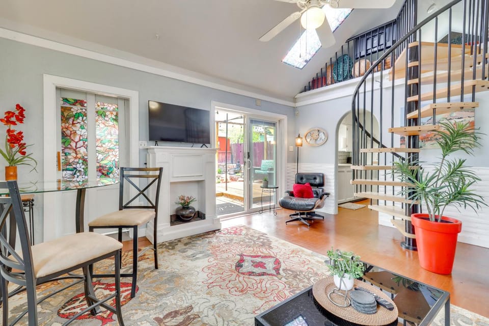 Walk to Downtown! ABQ Couple's Studio w/ Deck Apartment in Albuquerque