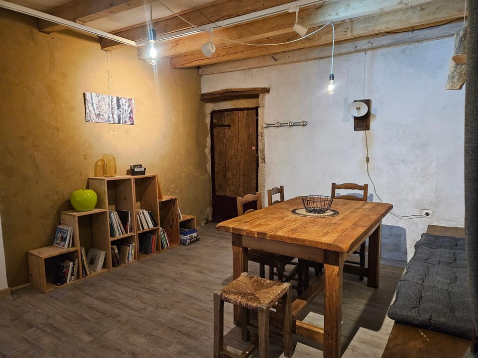 Seating area, Meals