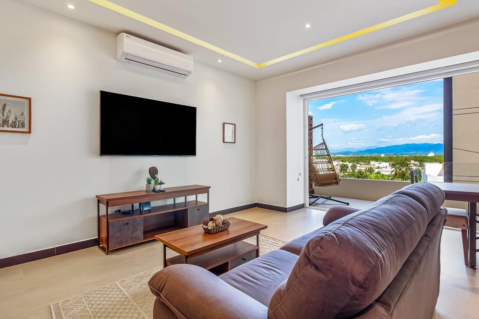 Natural landscape, TV and multimedia, Living room, Seating area, air conditioner