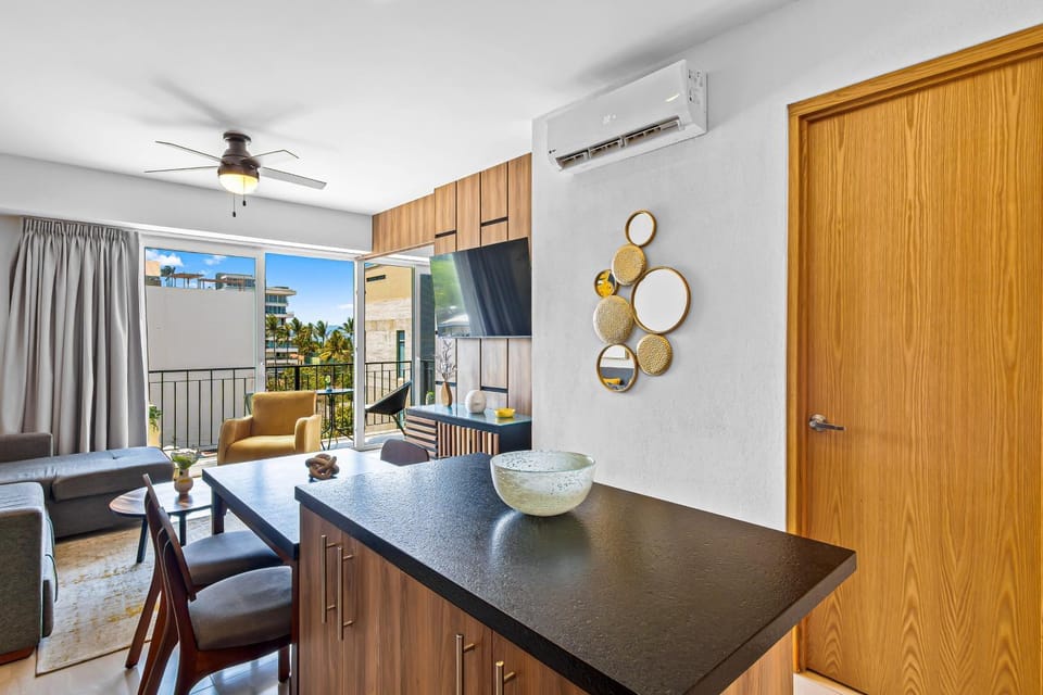 TV and multimedia, Kitchen or kitchenette, Living room, Seating area, Dining area