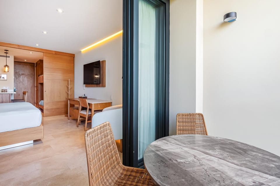 TV and multimedia, Seating area, Bedroom