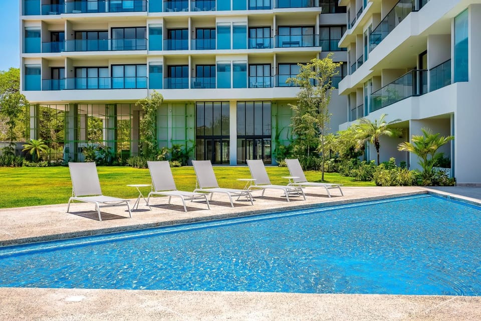 Property building, Day, Swimming pool, Swimming pool, sunbed