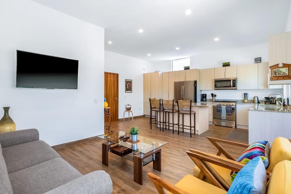 TV and multimedia, Kitchen or kitchenette, Living room, Dining area, oven, stove