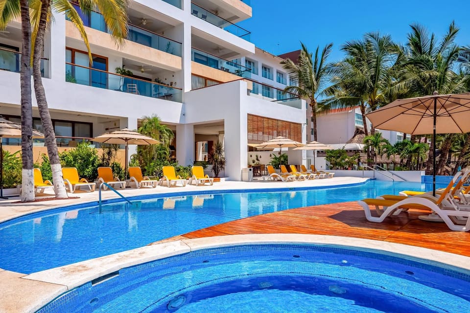 Property building, Day, Swimming pool, Swimming pool, sunbed