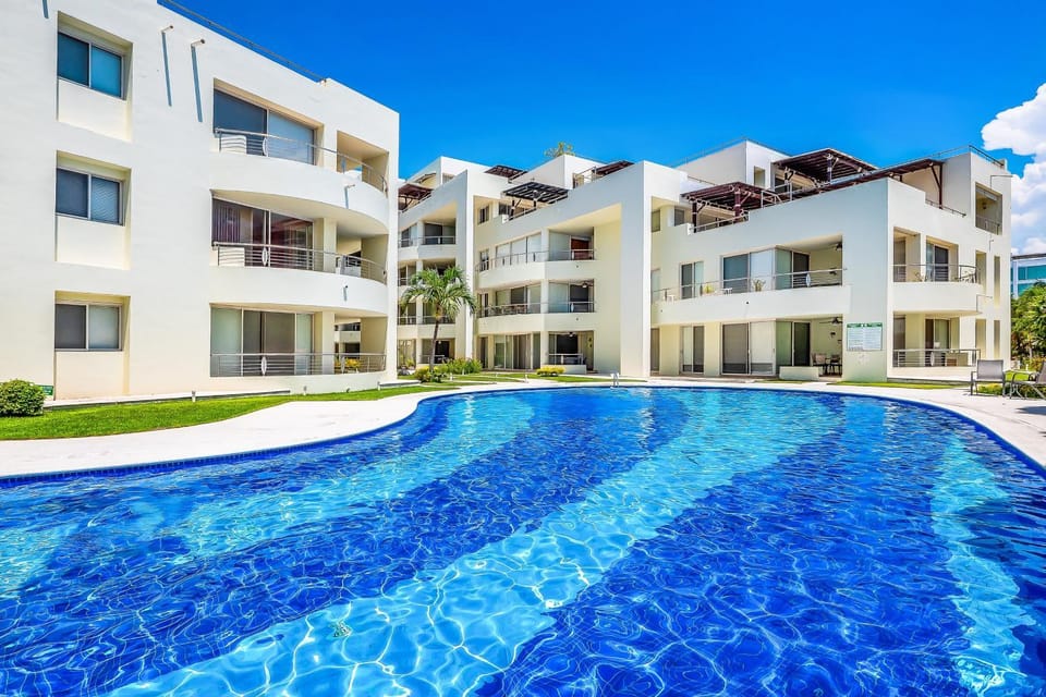 Property building, Day, Pool view, Swimming pool, sunbed