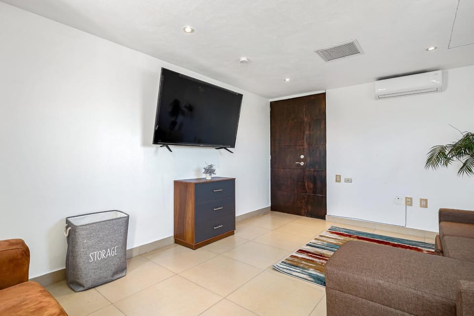 TV and multimedia, Living room, Seating area, air conditioner