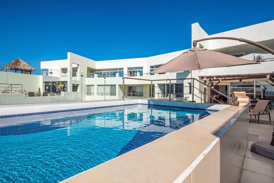 Property building, Day, Pool view, Swimming pool, Swimming pool, sunbed