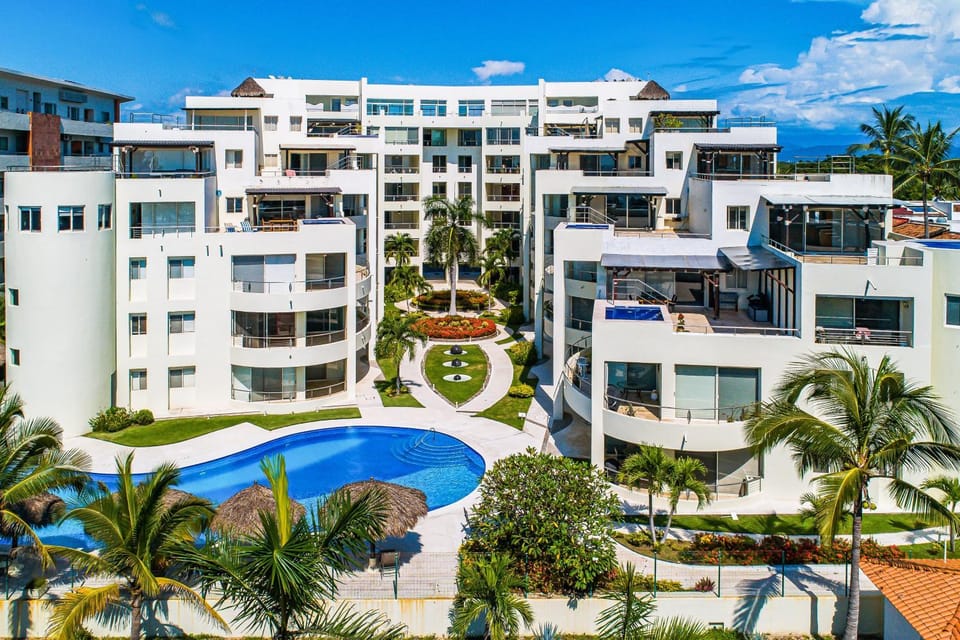 Property building, Day, Pool view, Swimming pool, Location, sunbed
