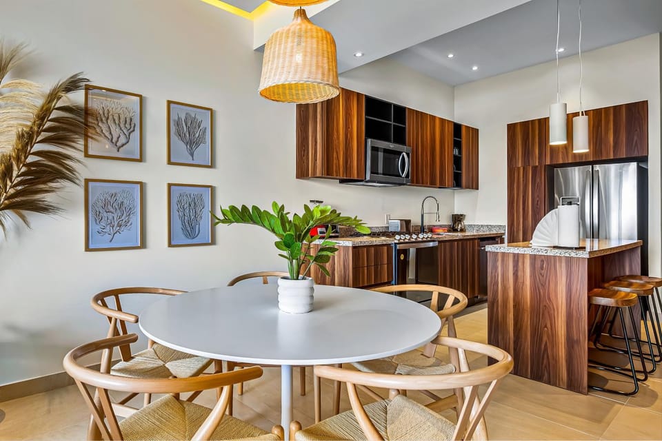 Kitchen or kitchenette, Seating area, Dining area, oven, stove