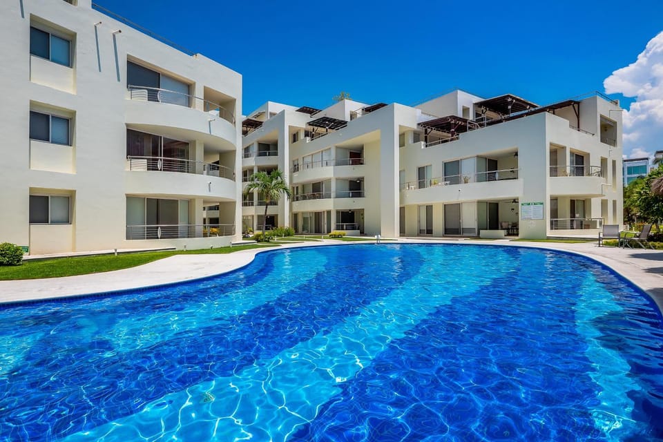 Property building, Day, Swimming pool