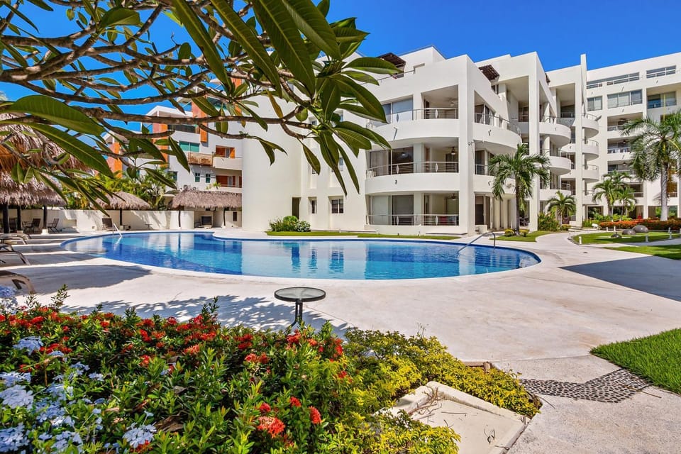 Property building, Day, Garden view, Swimming pool, sunbed