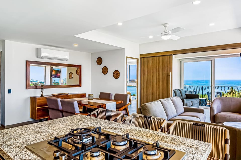Coffee/tea facilities, Kitchen or kitchenette, Living room, Seating area, Dining area