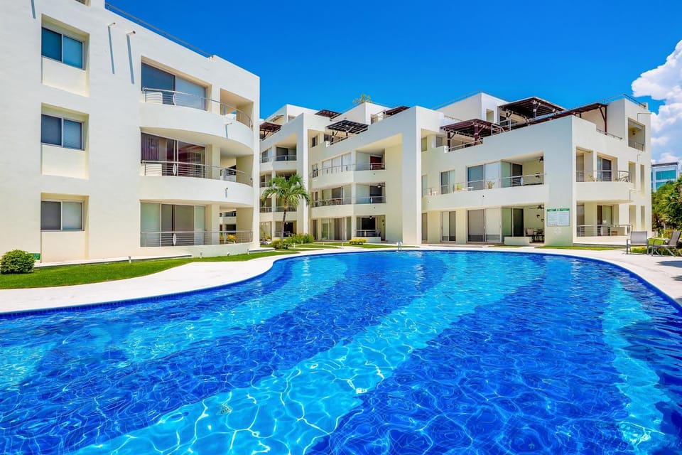Property building, Swimming pool, Swimming pool, sunbed