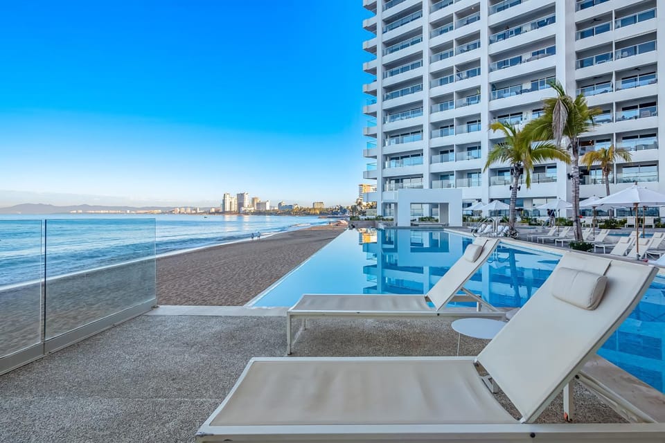 Property building, Day, Sea view, Swimming pool, sunbed