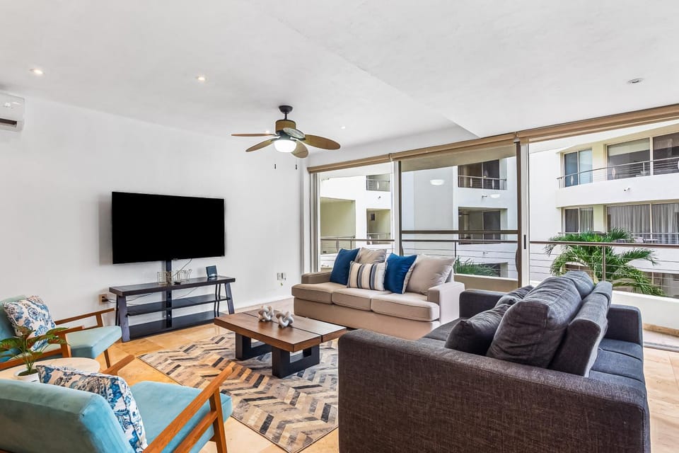 TV and multimedia, Living room, Seating area, Evening entertainment