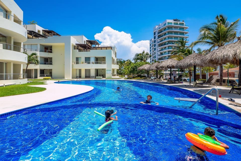 Property building, Day, People, Pool view, Swimming pool, Swimming pool, group of guests, sunbed