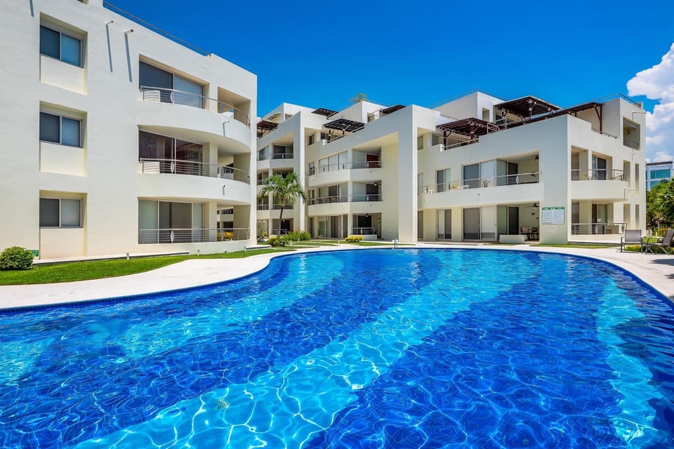 Property building, Day, Pool view, Swimming pool, Swimming pool, sunbed