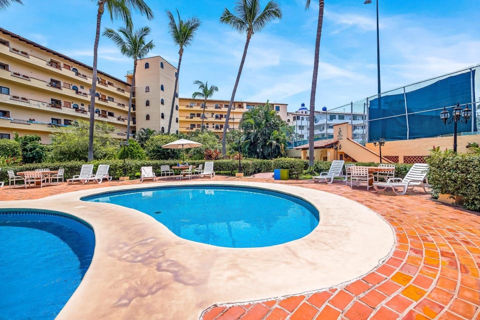 Property building, Day, Swimming pool, Swimming pool, sunbed