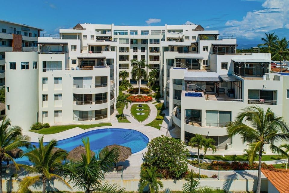 Property building, Day, Pool view, Swimming pool, Location, sunbed