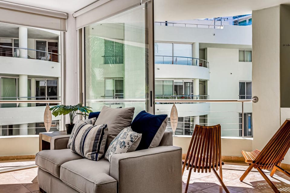 Day, View (from property/room), Balcony/Terrace, Living room, Seating area