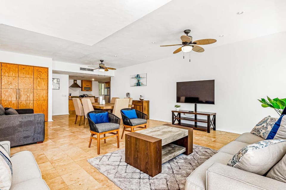 TV and multimedia, Kitchen or kitchenette, Living room, Seating area, Dining area