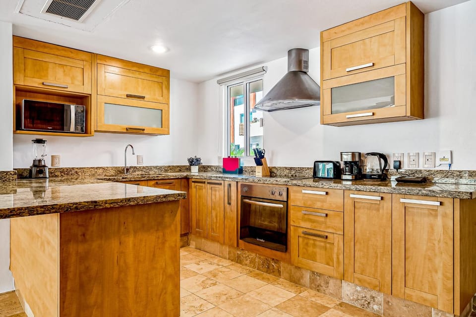Coffee/tea facilities, Kitchen or kitchenette, dishwasher, oven, stove, toaster