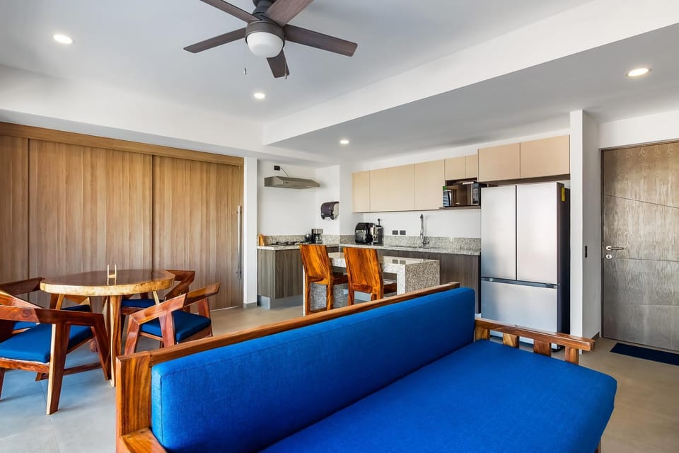Kitchen or kitchenette, Living room, Seating area, Dining area, minibar, oven, stove