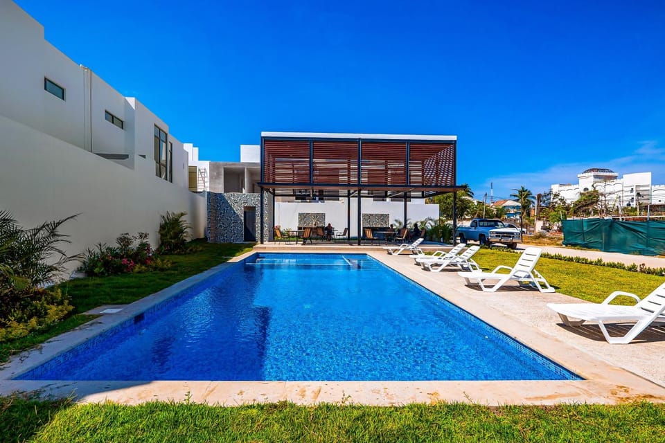 Property building, Day, Pool view, Swimming pool, Swimming pool, sunbed