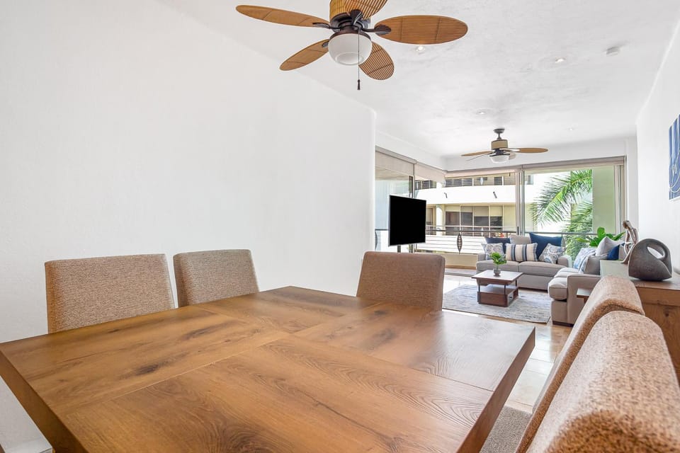 TV and multimedia, Seating area, Dining area