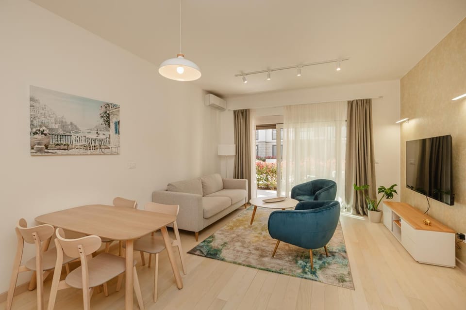 Bed, TV and multimedia, Living room, Photo of the whole room, Seating area, Bedroom