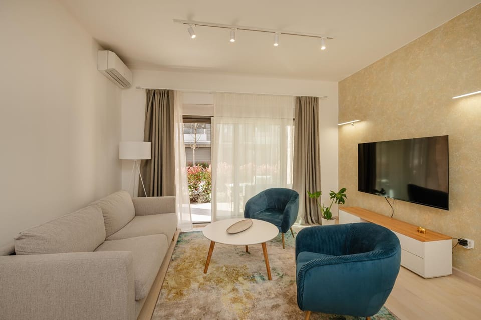Communal lounge/ TV room, TV and multimedia, Living room, Seating area, Evening entertainment