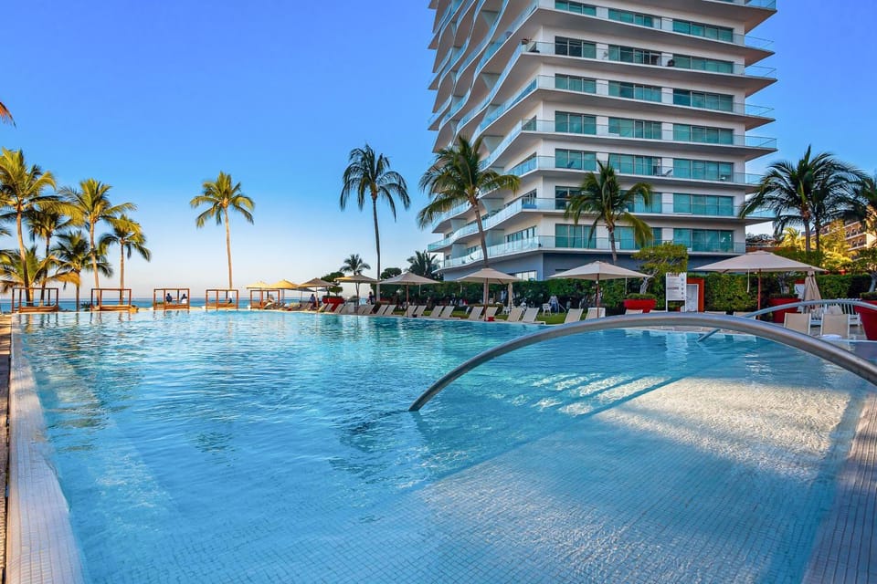 Property building, Day, Swimming pool, Swimming pool, sunbed