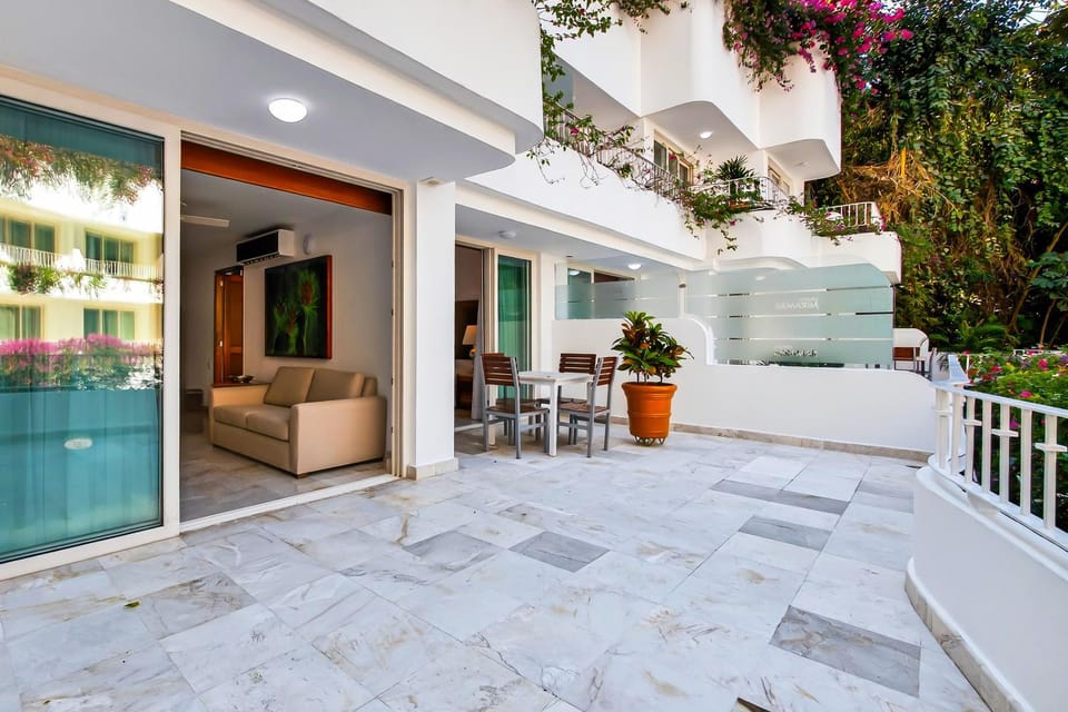 Property building, Day, Balcony/Terrace, Seating area, Swimming pool, sunbed