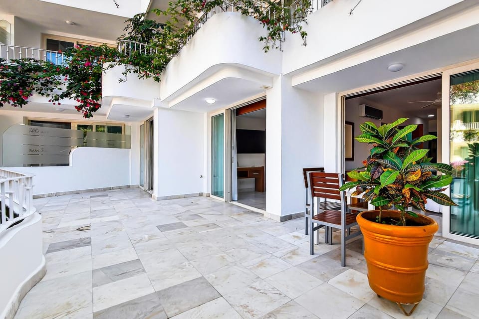 Property building, Day, Garden, Balcony/Terrace