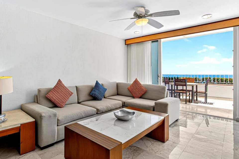 Day, Living room, Seating area