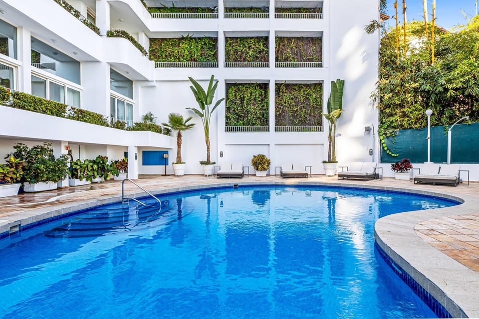 Property building, Day, Swimming pool, sunbed