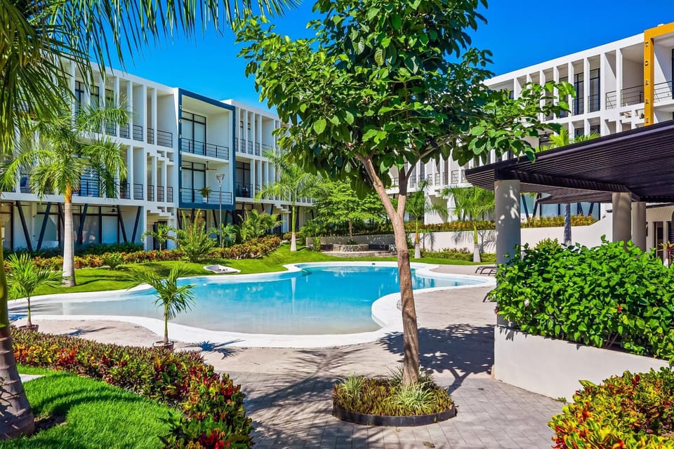Property building, Day, Garden, Swimming pool