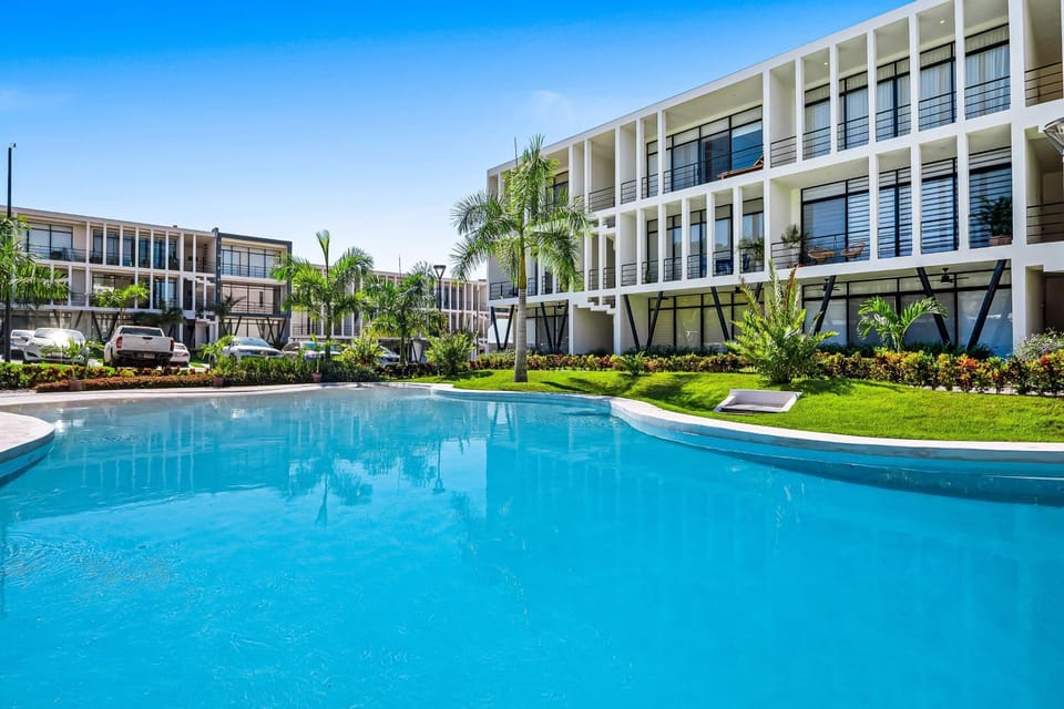 Property building, Day, Swimming pool