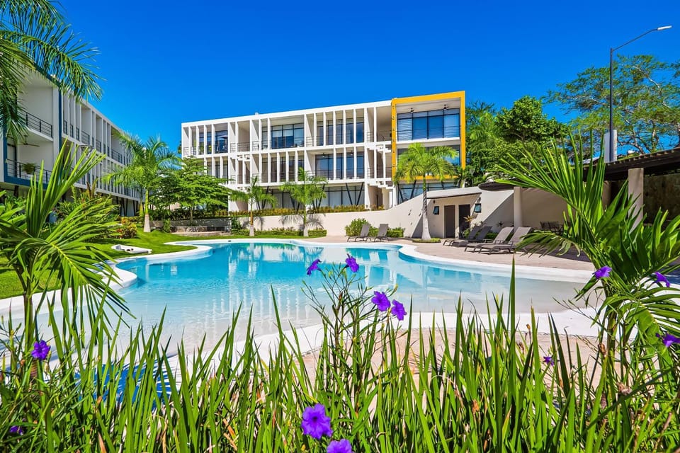 Property building, Day, Pool view, Swimming pool, sunbed