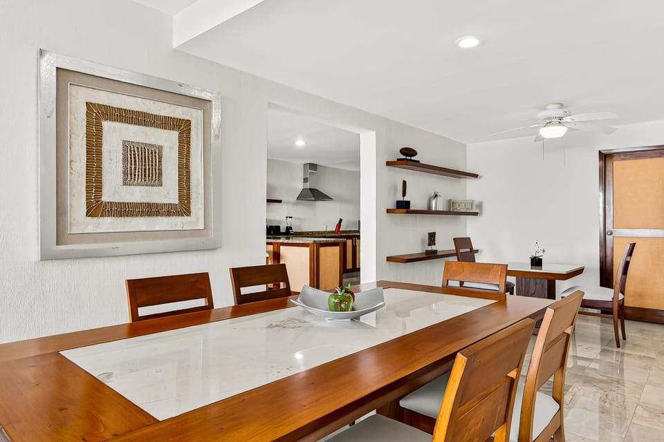 Kitchen or kitchenette, Dining area, minibar