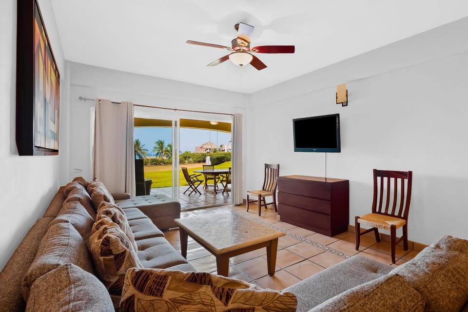 Natural landscape, TV and multimedia, Living room, Seating area