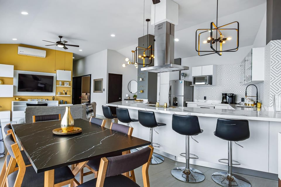 Coffee/tea facilities, Kitchen or kitchenette, Seating area, Dining area