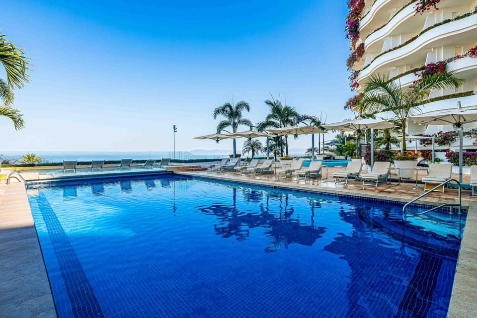 Property building, Day, Pool view, Sea view, Swimming pool, sunbed