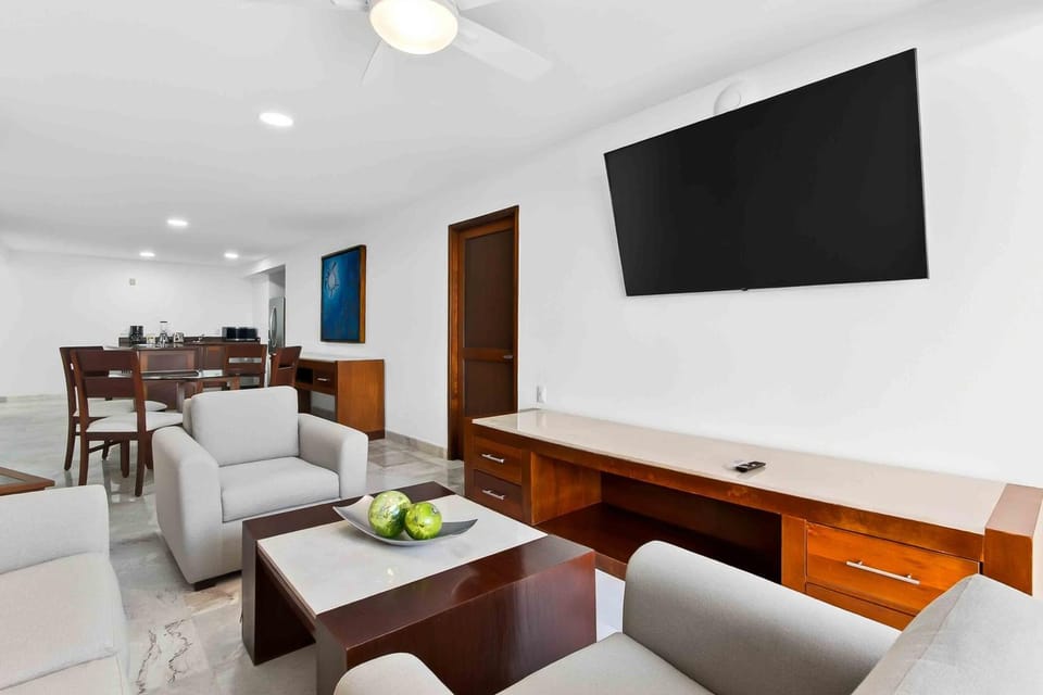 TV and multimedia, Living room, Seating area, Dining area
