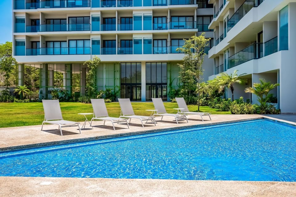 Property building, Day, Pool view, Swimming pool, Swimming pool, sunbed