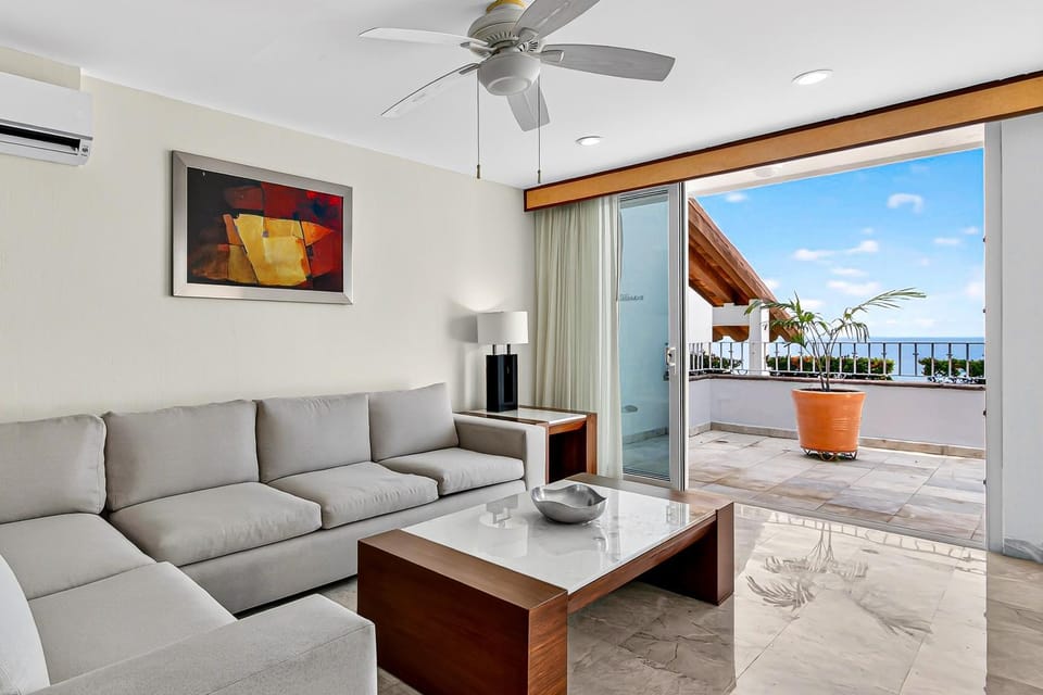Living room, Seating area, air conditioner