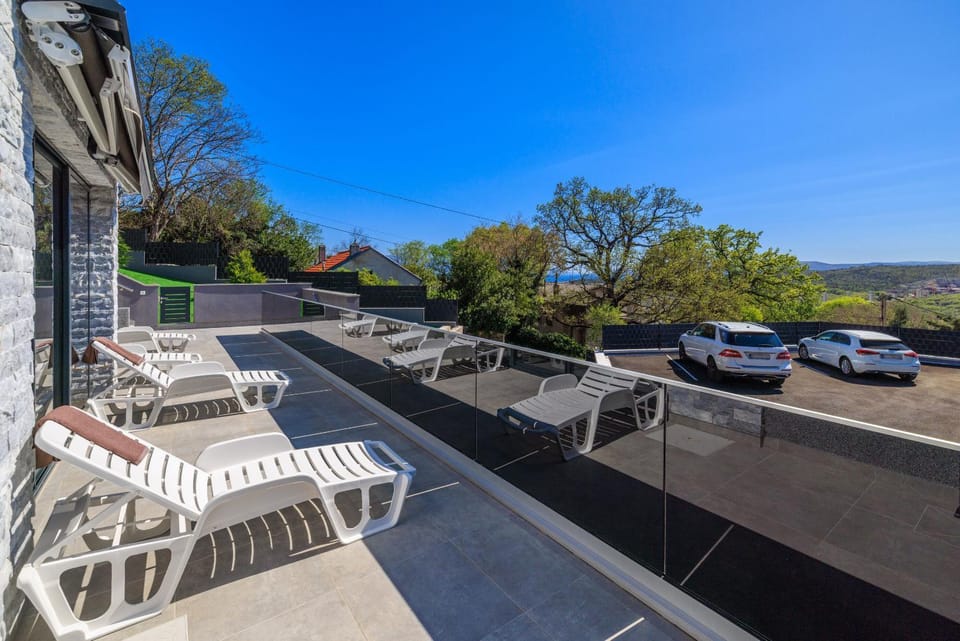 Balcony/Terrace, Area and facilities
