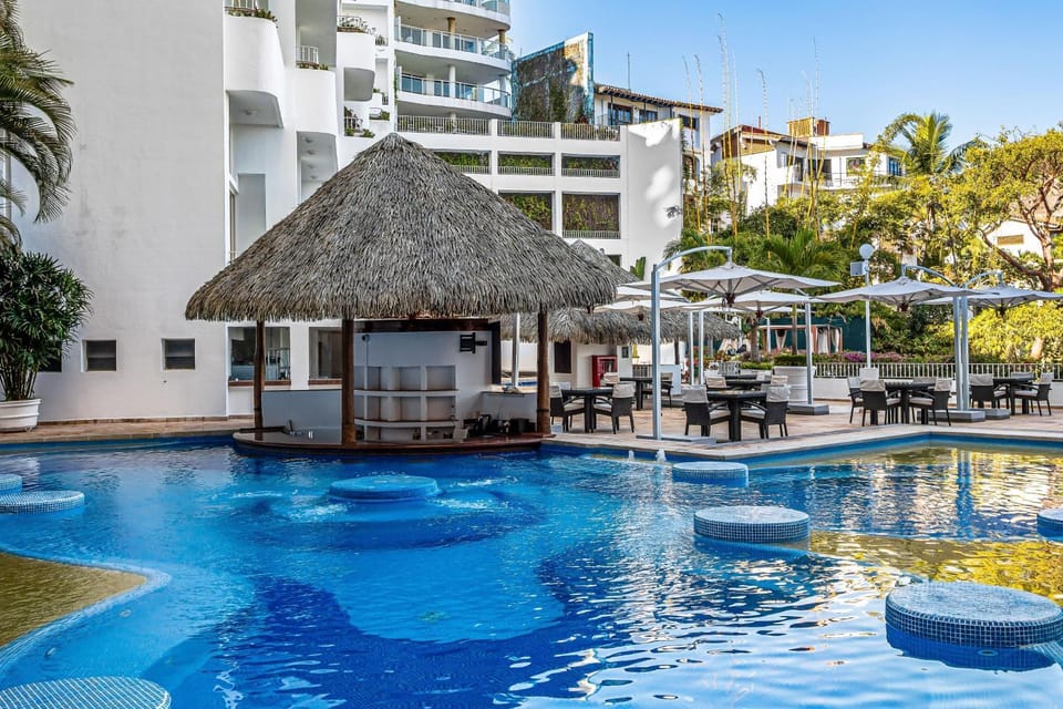 Property building, Day, Pool view, Swimming pool, sunbed