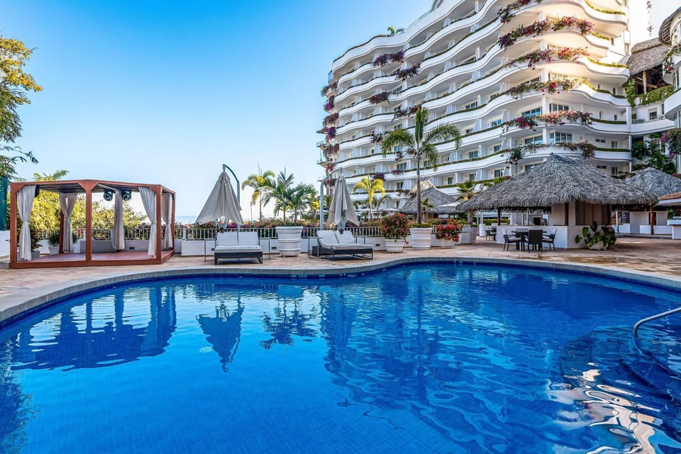 Property building, Day, Pool view, Swimming pool, Swimming pool, sunbed